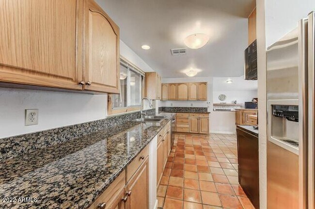 Building Photo - 137 E Fremont Dr