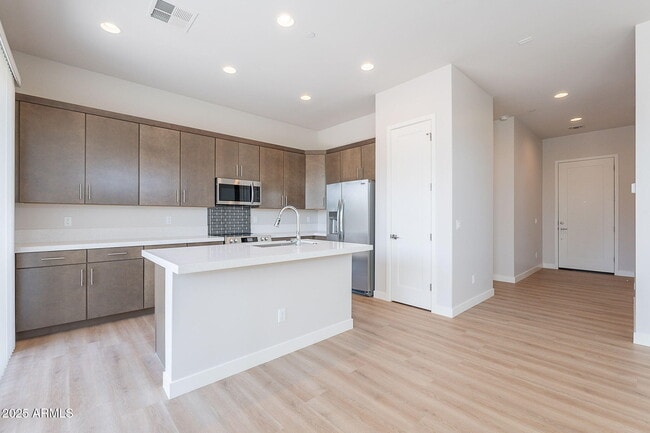 Building Photo - 6041 E Valley Way