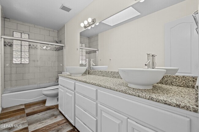 Building Photo - 624 Skydale Dr