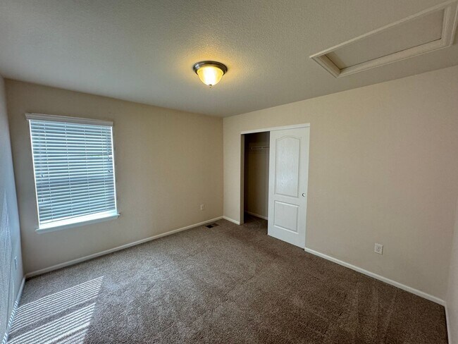 Building Photo - Well maintained Home with 4 bedrooms 3 baths in Erie