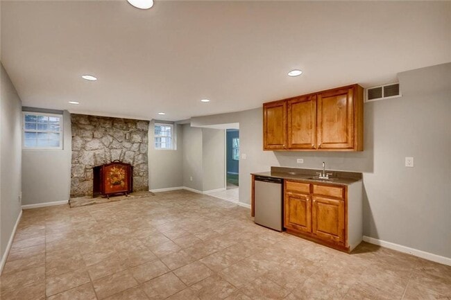 Building Photo - 1719 Ridgewood Dr NE