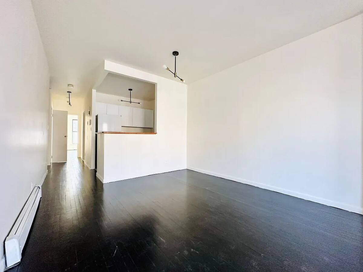 Building Photo - HUGE Room, 3 blocks to Prospect Park, HDTV...