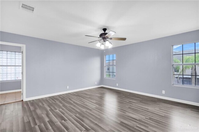 Building Photo - 25 Periwinkle Ave