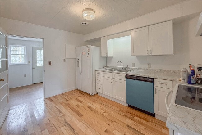 Building Photo - 937 E Main St