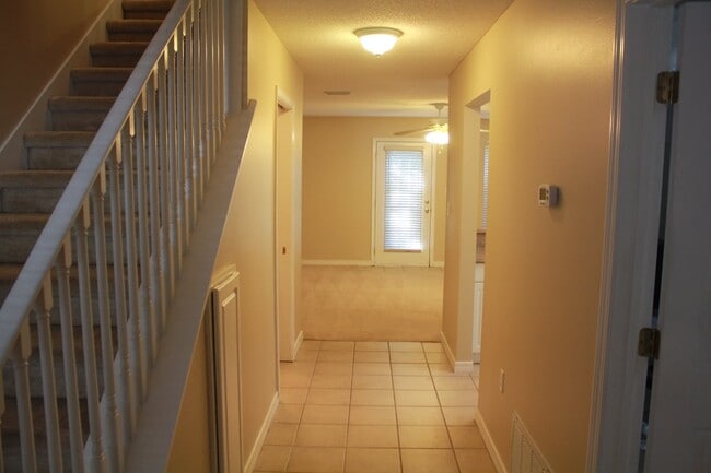 Building Photo - 976 Scenic Oak Ln