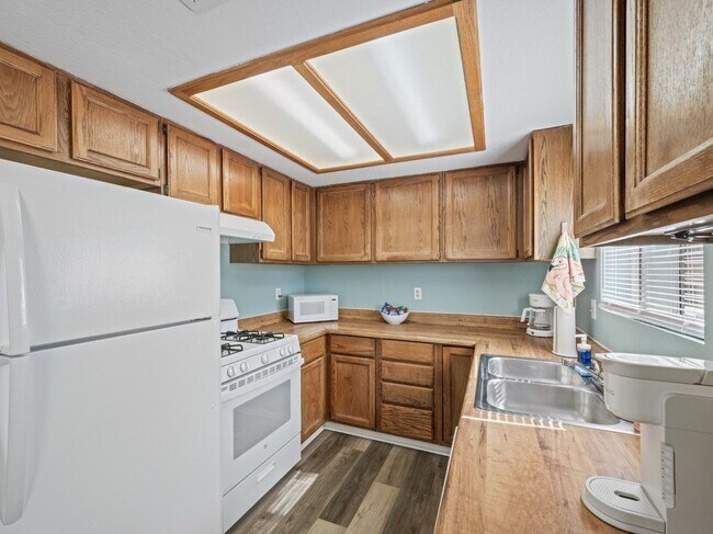 Building Photo - 1237 Lenrey Ave