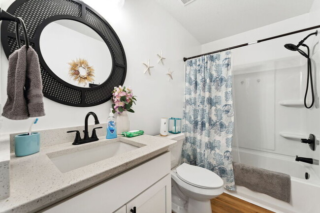 Building Photo - 526 Camellia Ave