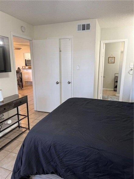 Building Photo - 2425 Oxford Pl