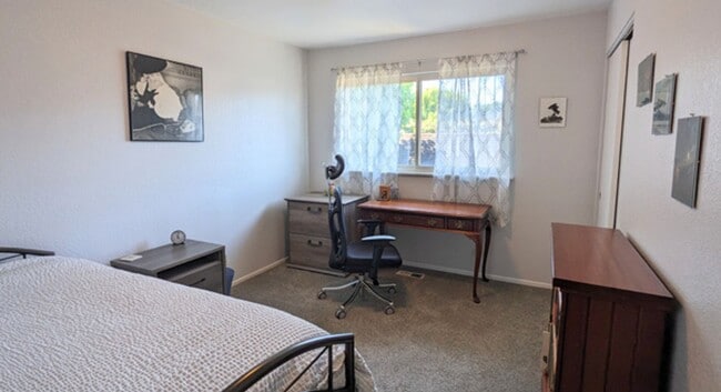 Building Photo - Move in Ready Furnished 3/1.5 Condo, most utilities included