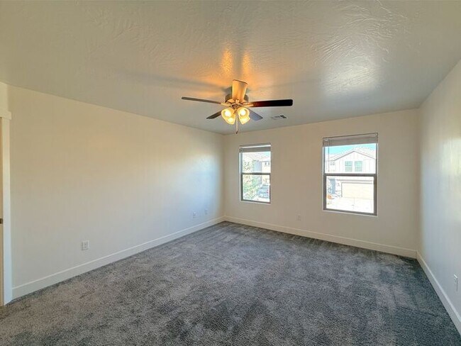 Building Photo - 4 Bed, 2.5 Bath home with 2 Car Garage