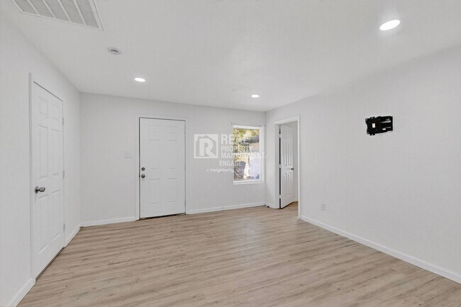 Building Photo - 631 W Baker St