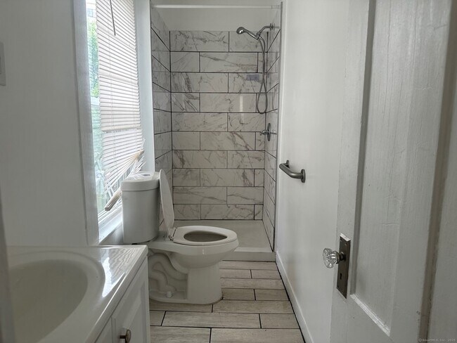 Building Photo - 107 Willow St