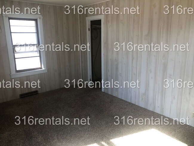 Building Photo - $1095 - 4 bed 2 bath - Single Family Home