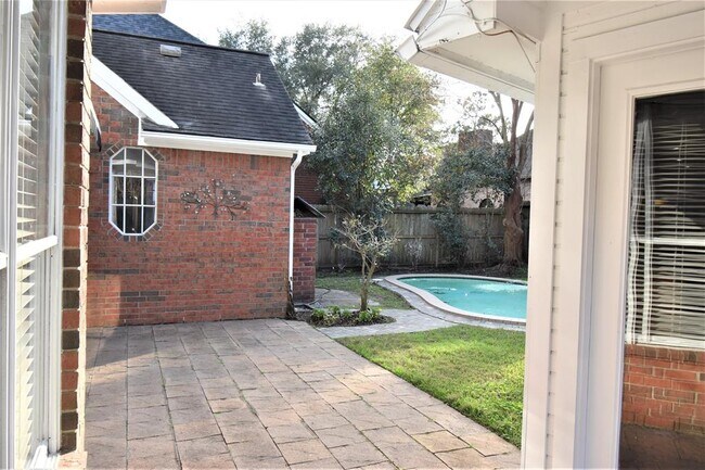 Building Photo - 1323 W Forest Dr