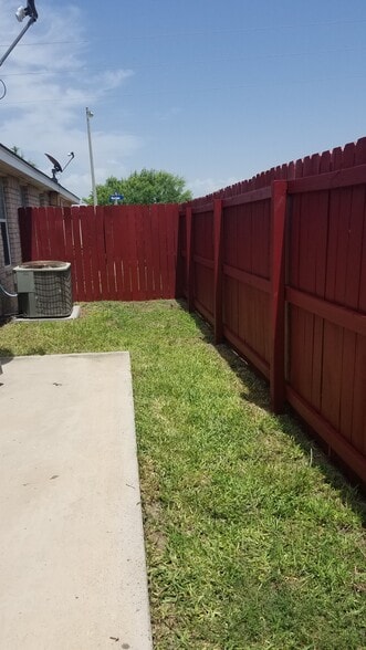 Building Photo - 3706 Wyndham Ave