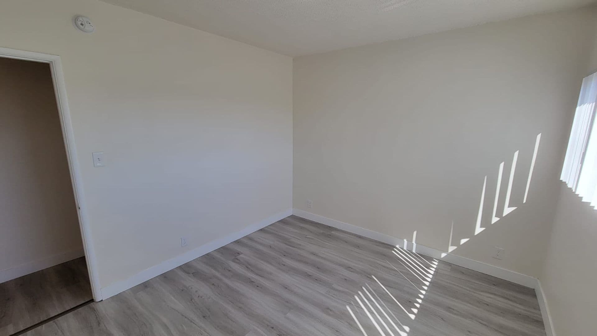 Building Photo - 13129 Oxnard St