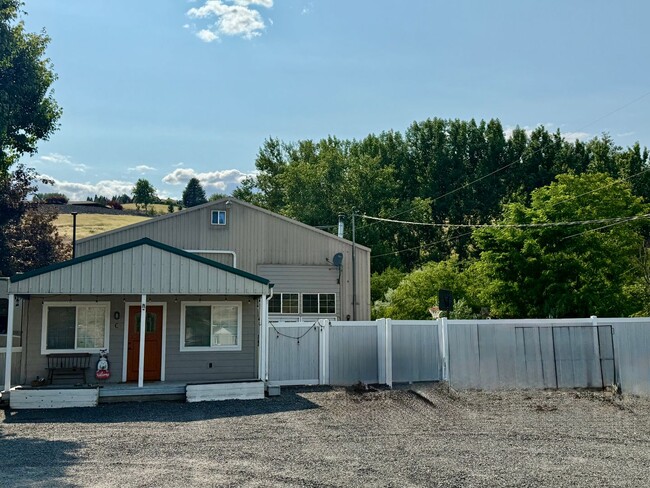 Building Photo - Beautiful Large Modern Shome located betwe...