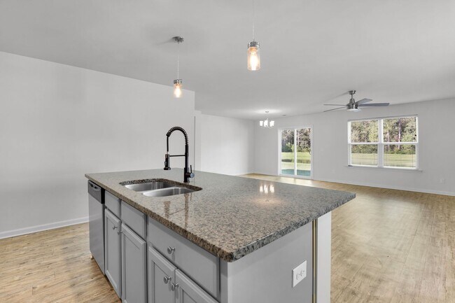 Building Photo - Bright & Spacious 4-Bedroom Home in Savannah’s Godley Park