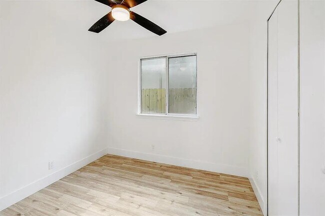 Building Photo - 16816 Jaron Dr