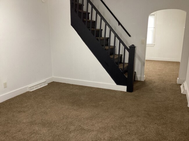 Building Photo - Charming House in the Country