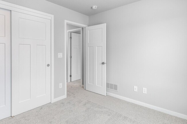 Building Photo - Modern Comfort in the Heart of Norwalk