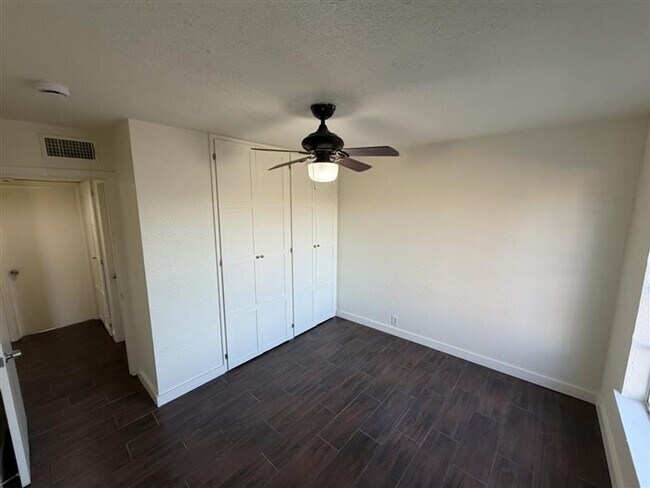 Building Photo - SPACIOUS 3/2.5 TOWN HOME