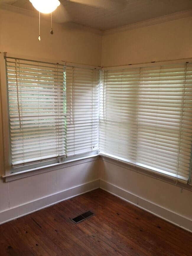 Building Photo - Adorable 3bdrm 1 bath bungalow in central midtown location, "Circle Beautiful" subdivision.