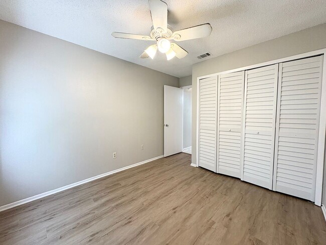 Building Photo - Great 3 BR home ~ Fenced Back Yard ~ A-Rat...