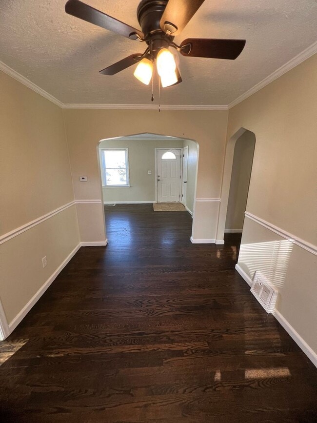 Building Photo - Move-In Ready 3-Bed Home with Downstairs B...