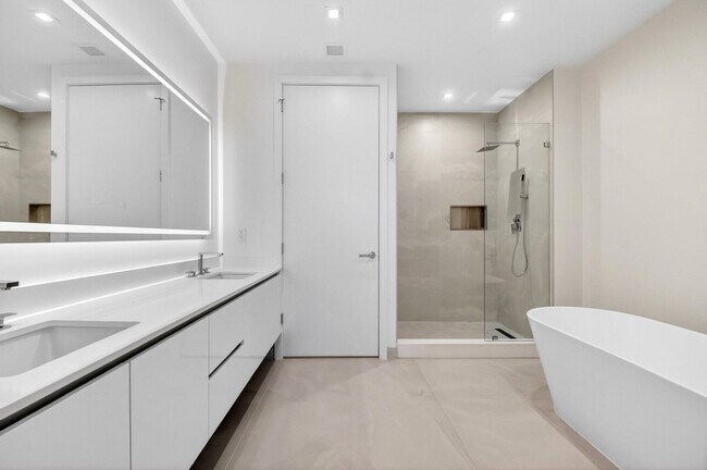 Building Photo - 220 Lake Shore Dr