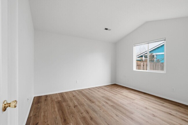 Building Photo - 313 S Nectarine St