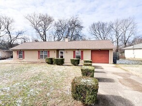 Building Photo - 3 Bedroom 2 Bathroom Home