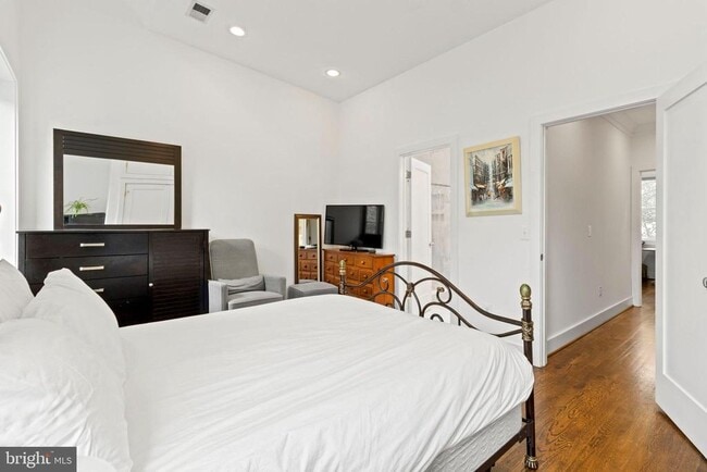 Building Photo - 1928 First St NE