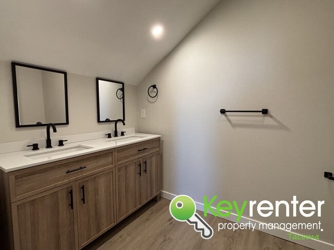 Building Photo - One of a Kind Multi-level Home in Tacoma!