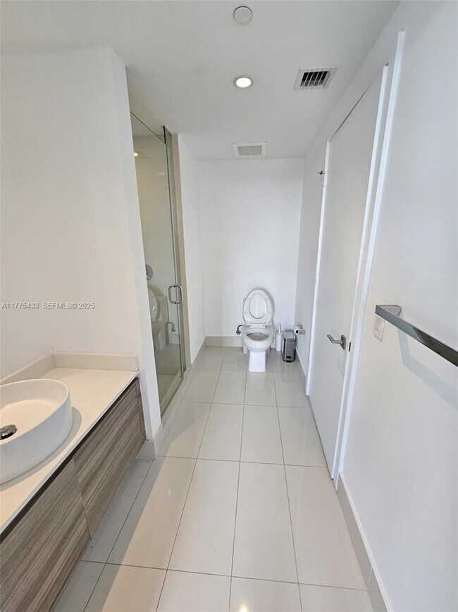 Building Photo - 121 NE 34th St