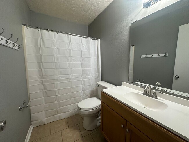 Building Photo - EASTSIDE PET FRIENDLY duplex in Brewster Estates avail now!