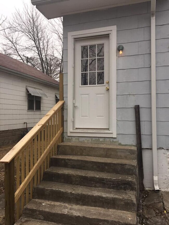 Building Photo - 3302 Kratzville Rd