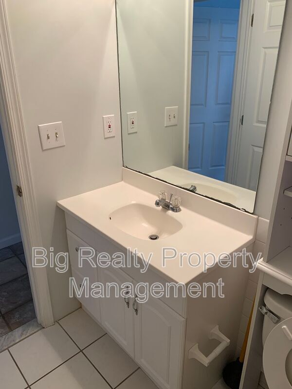 Building Photo - 477 E Main St