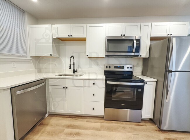 Building Photo - Avail Sept 1: 2BR Apt in Beechview, South Hills.  BEAUTIFUL design, Laminate Floors, AC, Pets OK,...