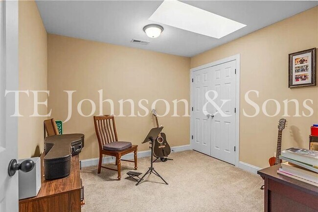 Building Photo - Beautiful 2 Bedroom Townhome with Bonus Room, Garage, and High End Finishes