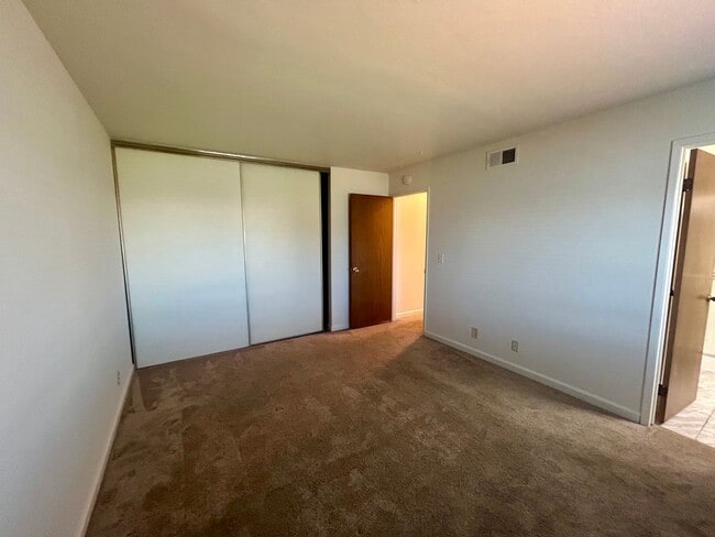 Building Photo - Marina Gardens Townhouse!  End unit, excel...