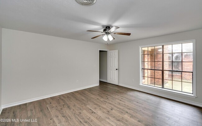 Building Photo - 9 Treeway Dr
