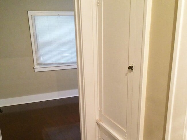 Building Photo - Charming 2 bedroom 1 bath