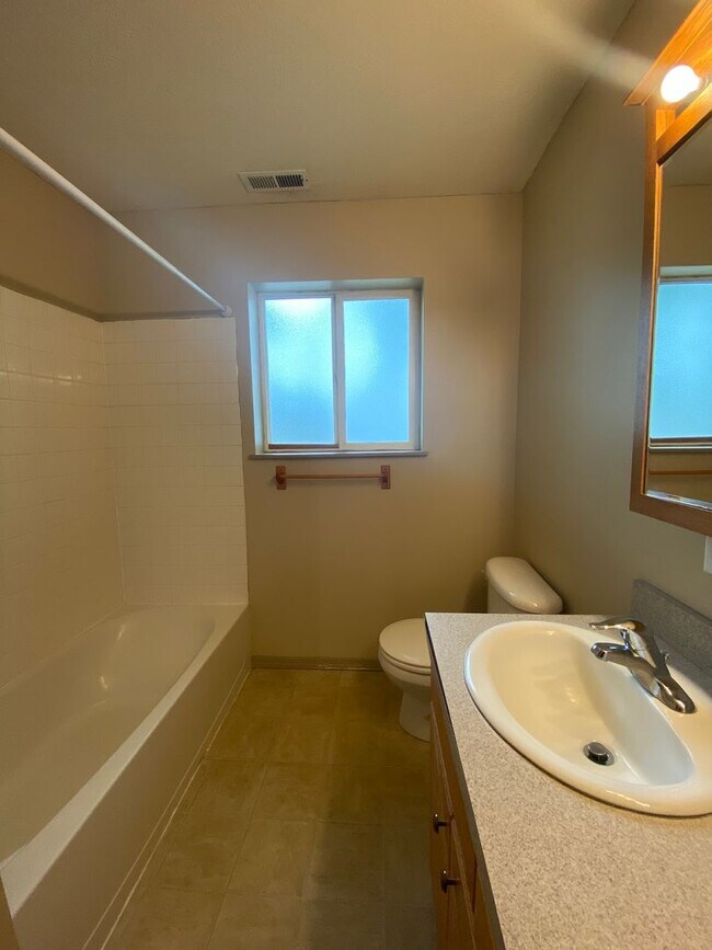 Building Photo - Upper unit-3 bed /2 bath triplex Cheney