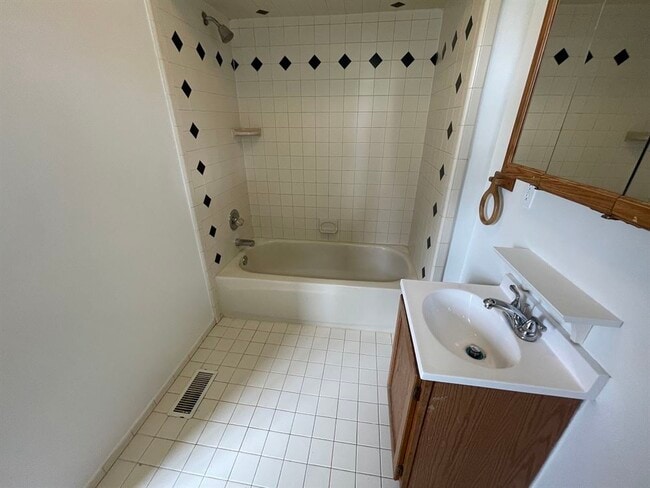 Building Photo - 603 E Golf Ave