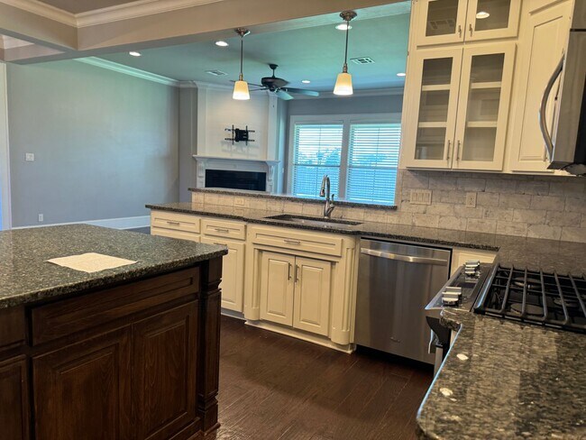 Building Photo - Gated community with community POOL!!!!