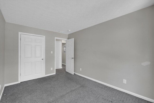 Building Photo - Spacious 1–3 Bedroom Apartments in South Louisville | Cedar Chase