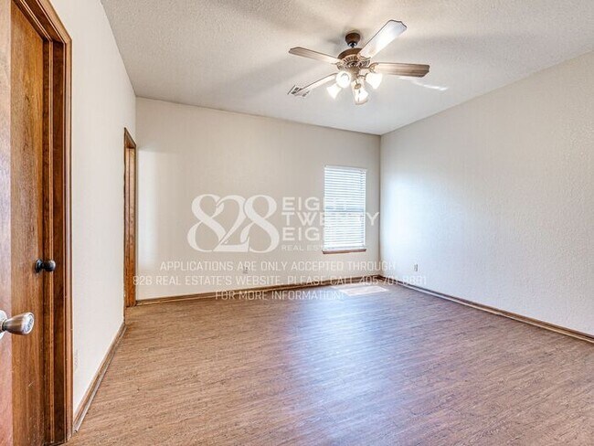 Building Photo - *AVAILABLE NOW!* CUTE 3 BED/2 BATH DUPLEX IN NORMAN!