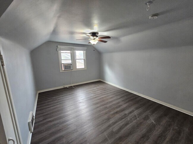 Building Photo - Bent6