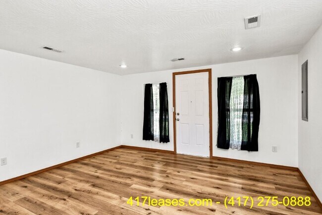 Building Photo - 2518 N Weller Ave